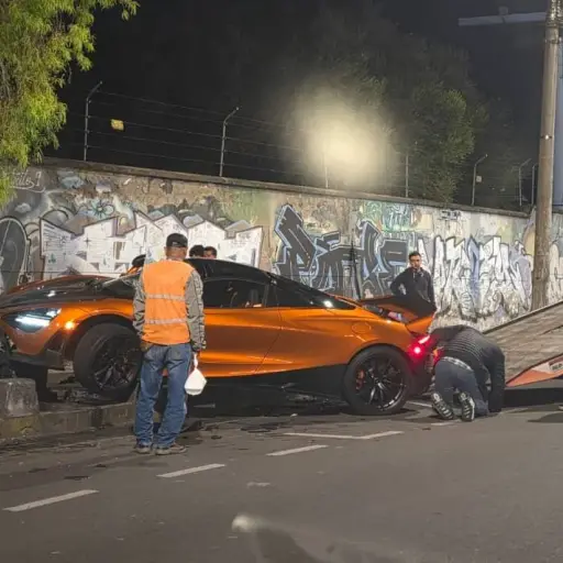 Un auto de la marca McLaren, de más de 200 mil dólares, se estrelló en un exclusivo sector de Quito  