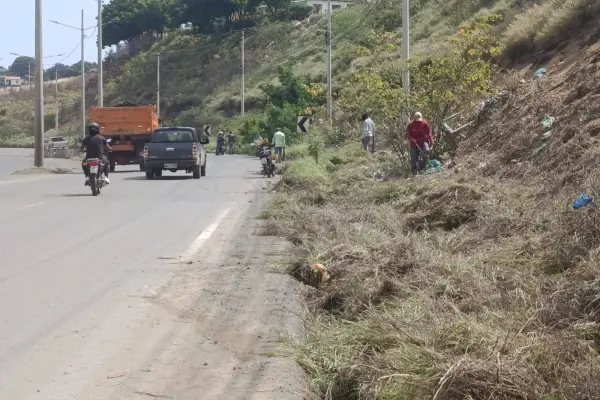 26 jornaleros despliegan mantenimiento integral en vías y laderas de Manta ,El Diario