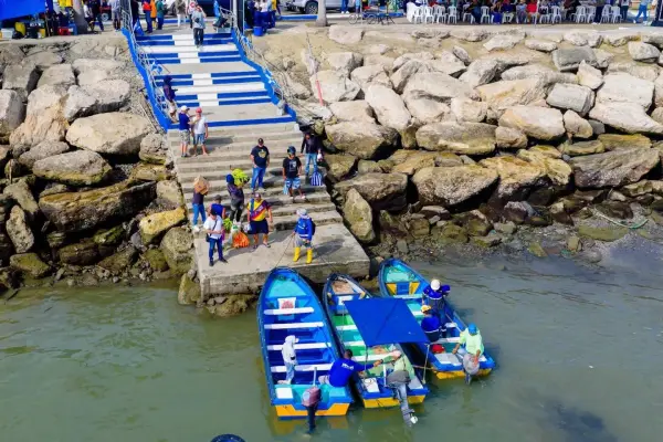 En marzo pasado el Municipio de Manta entregó la escalinata tipo muelle para beneficio de los chaluperos. ,El Diario