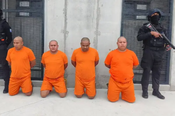 Los tres agentes de la Policía y alias 'Sampayo' a su llegada a la cárcel del Encuentro en Santa Elena. ,Foto: John Reimberg