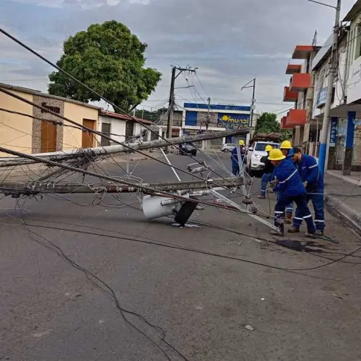 Más de 150 viviendas y comercios sin servicio eléctrico tras caída de postes 