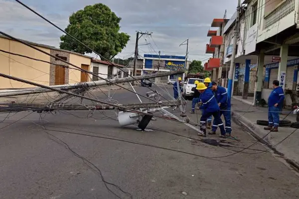 Cinco postes  de luz resultados afectados luego de que un camión arrastrada el cableado.