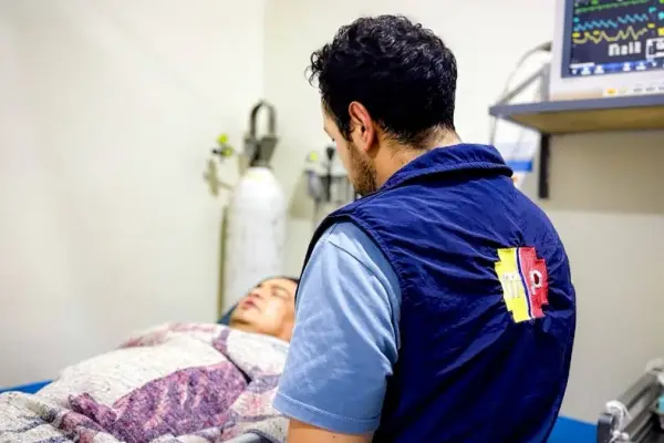 Los médicos en Ecuador tienen un salario mínimo de $ 986 y máximo de casi 3 mil dólares.