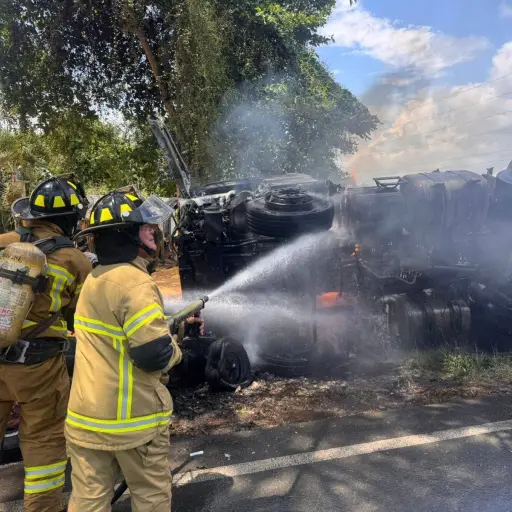 Intentaron salvarlos del fuego, pero dos hombres murieron tras brutal choque frontal en El Empalme