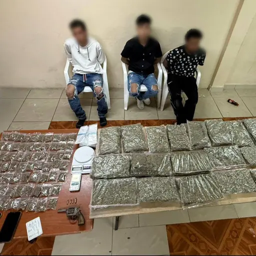 Policía ejecuta operativo “Atlas 28” en Cayambe y aprehende a tres presuntos integrantes de “Los Lobos”