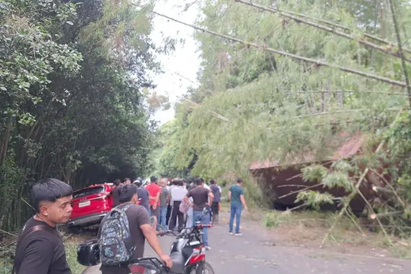 Un choque entre un tráiler y tres vehículos livianos provocó heridos, congestión vehicular y cierre parcial de la vía Alóag–Santo Domingo este miércoles.