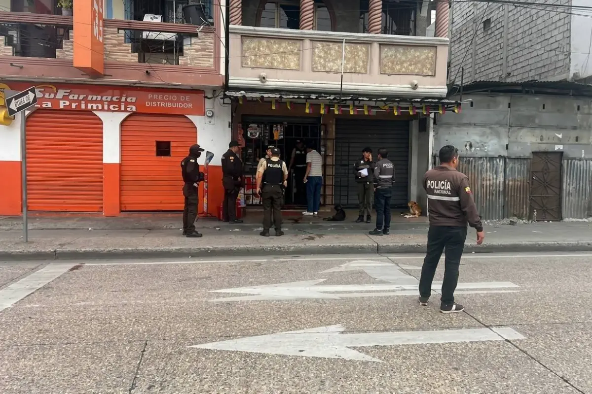 Los agentes tuvieron que forzar la puerta de la tienda para poder ingresar a auxiliar a la mujer que estaba siendo atacada., Policía Nacional