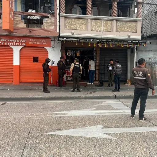 Miembros de la Policía Nacional abaten a un hombre para evitar un femicidio en el suburbio de Guayaquil