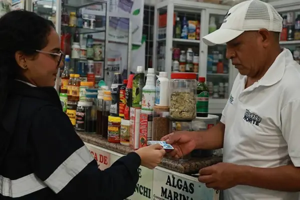 Nuevas credenciales abren beneficios para comerciantes del Mercado Norte en Guayaquil