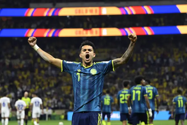 El delantero colombiano Luis Díaz, número 07, celebra el segundo gol de su equipo durante el partido de fútbol del Grupo K del Mundial 2026 entre Uzbekistán y Colombia en el Estadio de la Ciudad de México, el 17 de junio de 2026. ,Alfredo ESTRELLA/AFP.