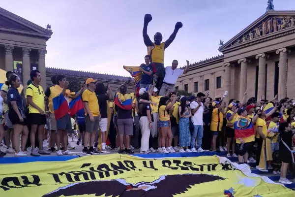 Aficionados ecuatorianos colocaron camisetas y banderas de la Tricolor sobre la estatua de Rocky Balboa durante el banderazo realizado en Filadelfia. ,Redes sociales