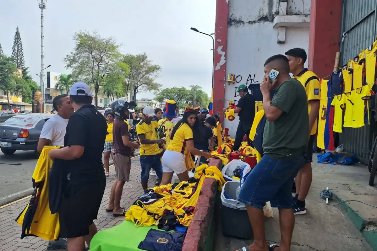 Cientos de aficionados llegan a los exteriores del estadio Reales Tamarindos para adquirir camisetas y artículos de la selección ecuatoriana., El Diario