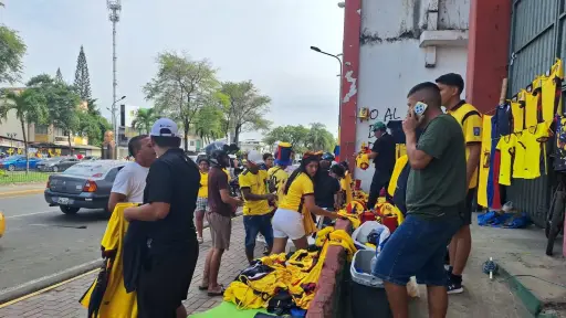 La fiebre mundialista dispara la venta de camisetas de Ecuador en Portoviejo
