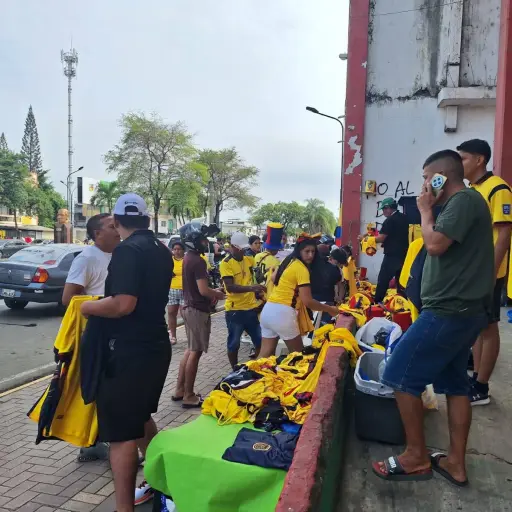 La fiebre mundialista dispara la venta de camisetas de Ecuador en Portoviejo