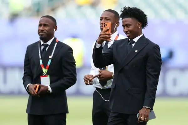 John Yeboah (izq) Junto a Pervis Estupiñan y angelo Preciado en el reconocimiento de la cancha. ,Foto: La Tri