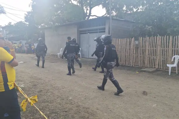 Agentes de la Policía llegaron al lugar donde se reportó un ataque armado con varias víctimas. ,Foto: El Diario