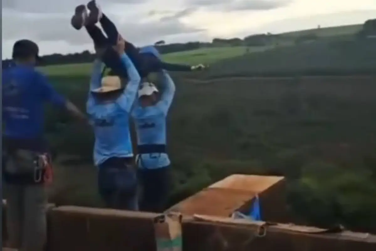 El momento en que la joven es lanzada al vacío sin tener atada a ella la cuerda de seguridad del ejercicio., Foto: Redes Sociales