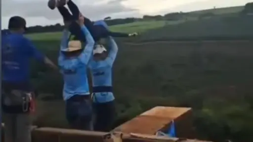 Horror en Brasil: la lanzaron de un puente de 40 metros y olvidaron atarla a una cuerda  