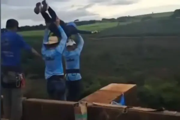 El momento en que la joven es lanzada al vacío sin tener atada a ella la cuerda de seguridad del ejercicio. ,Foto: Redes Sociales