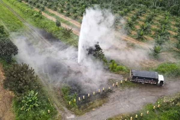 El combustible se desperdició debido a una rotura en el Poliducto nacional en el sector de La Concordia. ,Foto; Fuerzas Armadas
