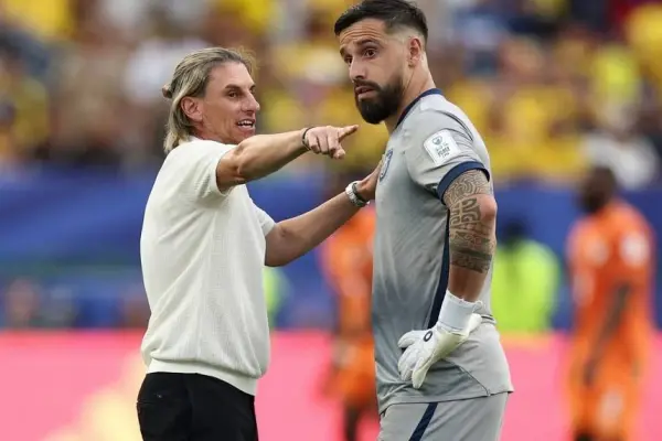 El técnico Sebastián Beccacece (izq) dando instrucciones al portero Hernán Galíndez durante el partido con Costa de Marfil. ,Foto: Charly Triballeau / AFP