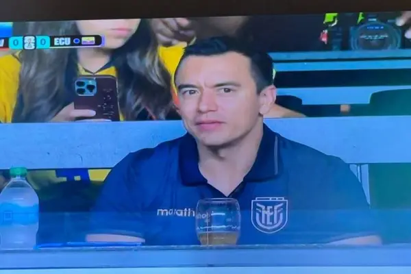 El Presidente de la República Daniel Noboa fue enfocado mientras se encontraba en el estadio de Filadelfia. ,Foto: Captura de pantalla