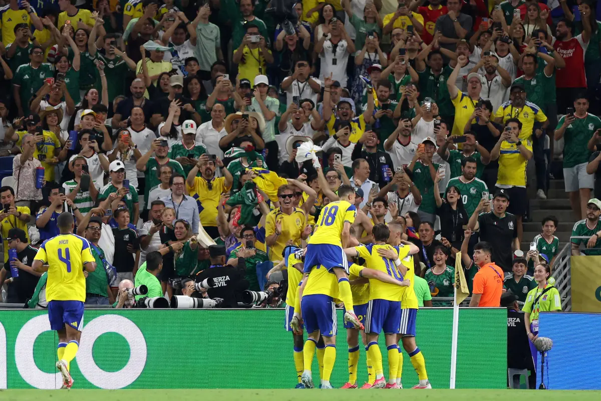 El delantero sueco número 17, Viktor Gyokeres (no visible en la imagen), celebra con sus compañeros el tercer gol de su equipo durante el partido de fútbol del Grupo F de la Copa Mundial 2026 entre Suecia y Túnez en el Estadio Monterrey de Guadalupe., Julio Cesar AGUILAR/AFP