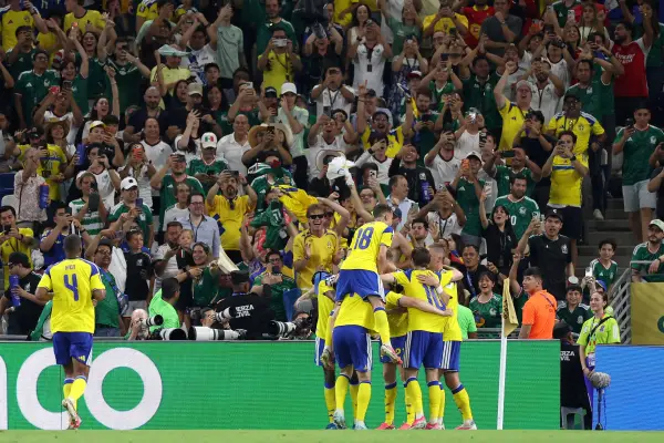 El delantero sueco número 17, Viktor Gyokeres (no visible en la imagen), celebra con sus compañeros el tercer gol de su equipo durante el partido de fútbol del Grupo F de la Copa Mundial 2026 entre Suecia y Túnez en el Estadio Monterrey de Guadalupe. ,Julio Cesar AGUILAR/AFP