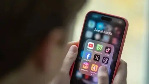 Reino Unido anuncia prohibición de redes sociales para menores de 16 años, siguiendo el modelo de Australia