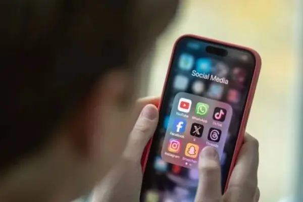Reino Unido anuncia prohibición de redes sociales para menores de 16 años, siguiendo el modelo de Australia