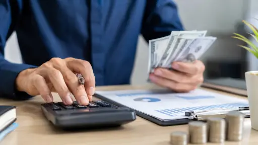 Conoce cuánto dinero te deja realmente una póliza de 2.000 dólares