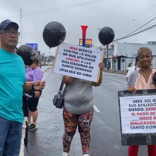 Pacientes renales protestan por deuda de USD 3,4 millones con clínica de diálisis 