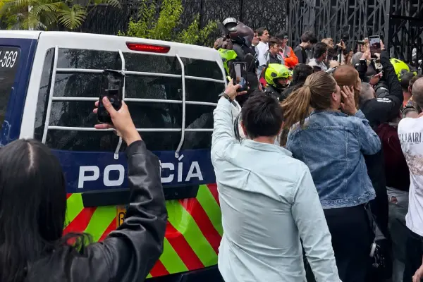 Los vecinos aguardaban afuera del edificio donde se dieron los hechos para golpear al sospechoso. ,Foto: Redes Sociales