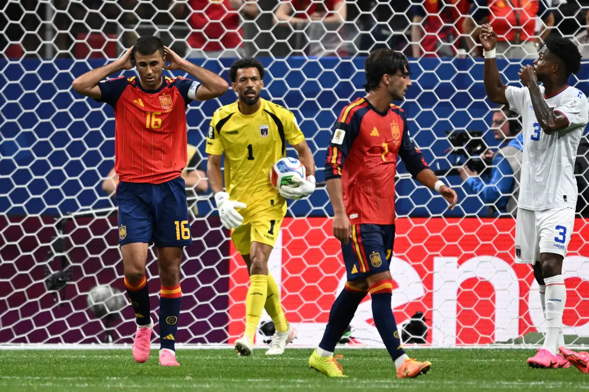 El centrocampista español Rodri (izq.), número 16, reacciona junto al portero caboverdiano Vozinha (centro), número 1, tras fallar una oportunidad de gol durante el partido de fútbol del Grupo H del Mundial 2026 entre España y Cabo Verde., Roberto SCHMIDT/AFP.