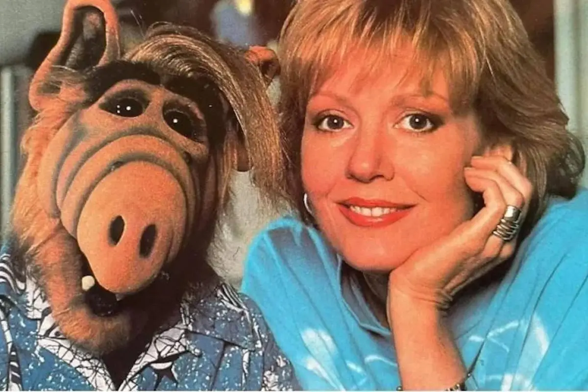 Foto de archivo que muestra a Anne Schedeen junto con el personaje 'Alf'.