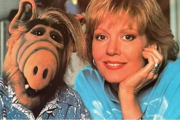 Foto de archivo que muestra a Anne Schedeen junto con el personaje 'Alf'.