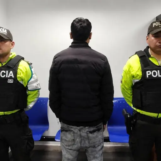 Autoridades inician proceso de deportación contra ciudadano colombiano investigado por presunta comercialización irregular de documentos migratorios