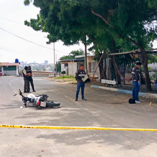 Dos hombres heridos de bala en tiroteo en el barrio Las Cumbres de Manta