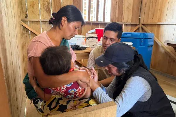 Personal de salud aplica dosis contra el sarampión como parte de la campaña de vacunación en Manabí.
