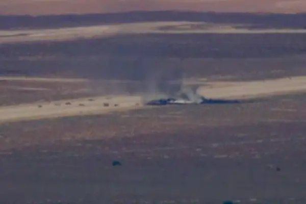 El avión se desplomó en el desierto de Mojave y quedó totalmente destruido  tras ser envuelto en llamas. ,Foto: Agencias