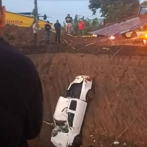Una camioneta terminó dentro de un socavón en Santo Domingo y el rescate tomó varias horas