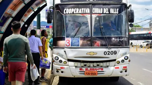 Más de 30 buses urbanos dejan de rodar en Portoviejo a la espera del alza del pasaje