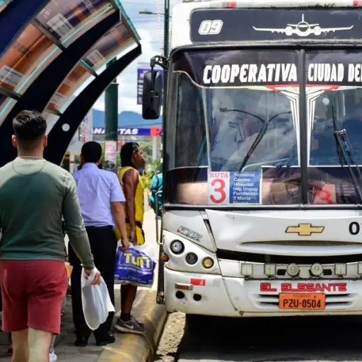 Más de 30 buses urbanos dejan de rodar en Portoviejo a la espera del alza del pasaje