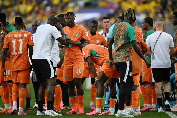 Jugadores de Costa de Marfil durante la pausa de hidratación en el cotejo frente a Ecuador.