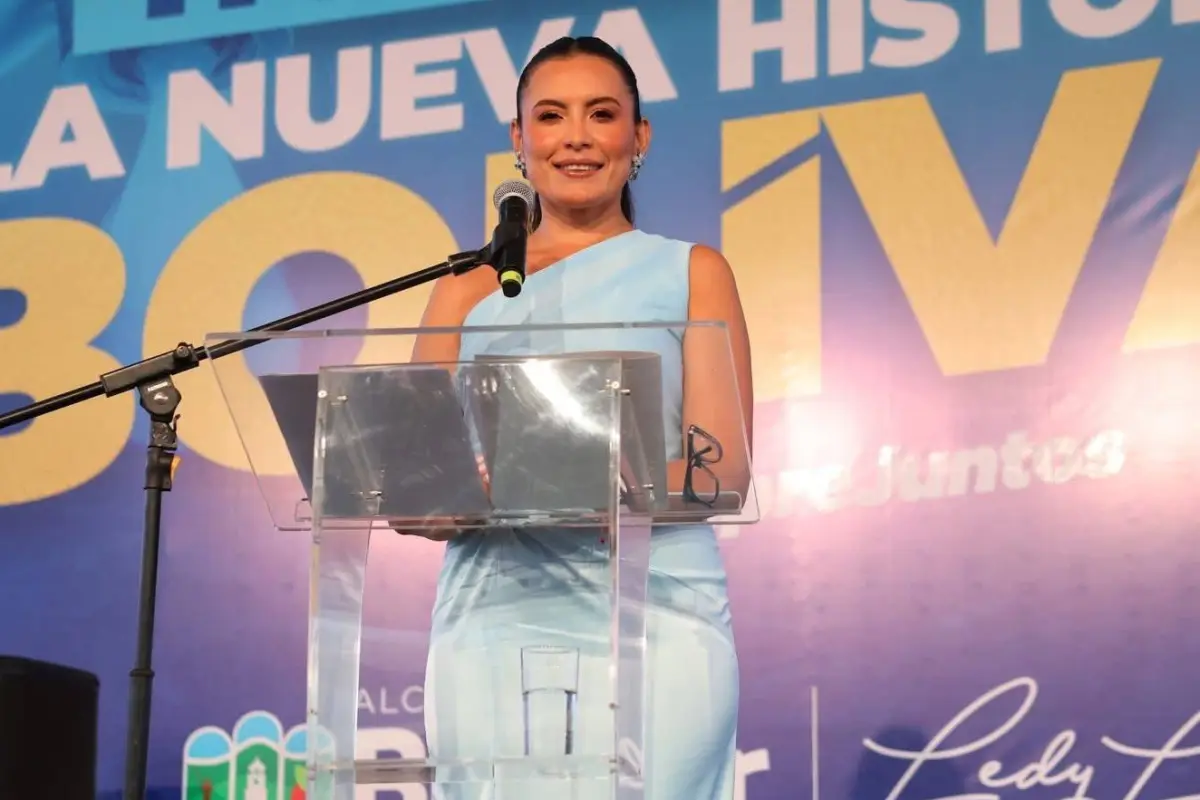 Ledy Laura Muñoz durante la inauguración de los trabajos de construcción de la planta de agua potable de Bolívar. 