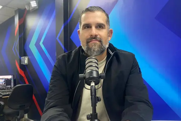 El rector de la ESPAM MFL, Guillermo Félix, en una entrevista con Manavisión Plus ,Redes