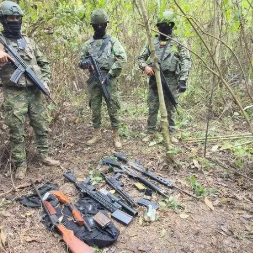 Localizan escondite clandestino en La Troncal y decomisan armas de uso bélico