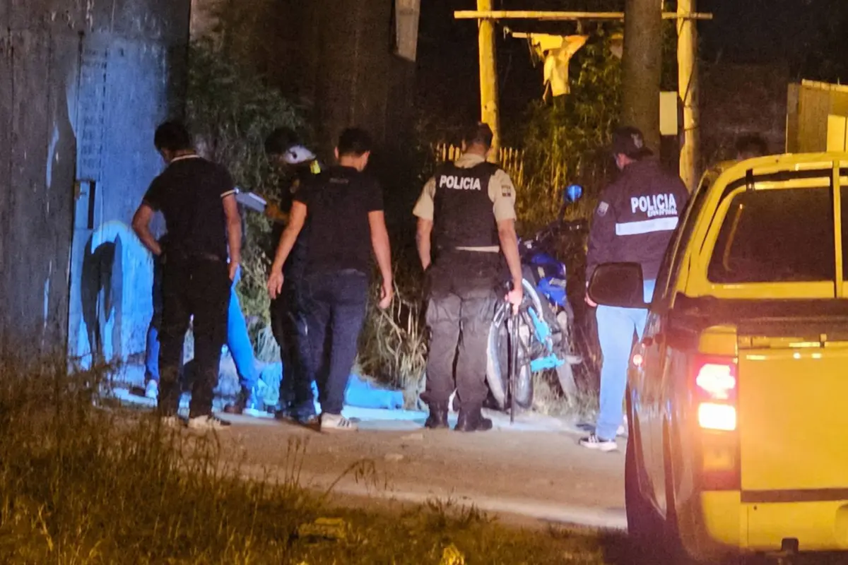 Agentes de la Policía Nacional llegaron al lugar de los hechos para iniciar con las investigaciones de este nuevo crimen., Foto: El Diario