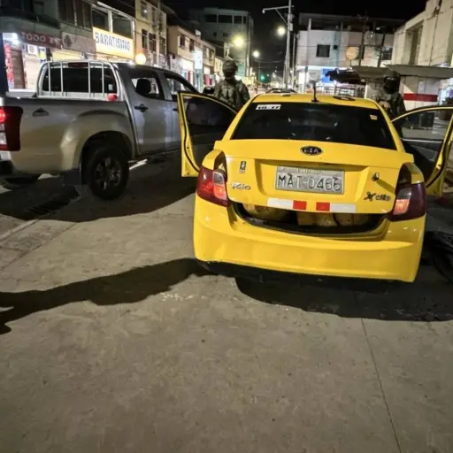 Capturan a tres individuos e incautan un arma de fuego en Chone