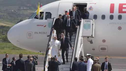El papa León es evacuado de un avión poco antes de despegar, en Tenerife, España